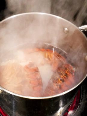 煮一锅开水，放2片姜，放入龙虾，煮至7成熟。