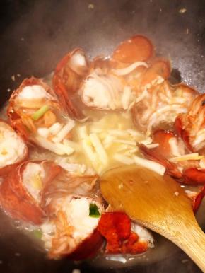 加入龙虾翻炒，加入少许上汤，下少许的盐调味，放入马苏里拉芝士，喜欢芝士的可以任性一点哦