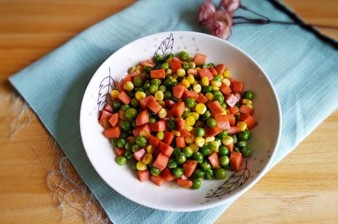 玉米豌豆米炒火腿肠