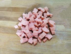 火腿肠切小丁