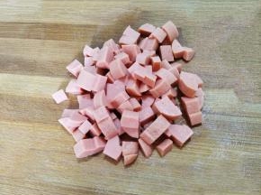 火腿肠切小丁
