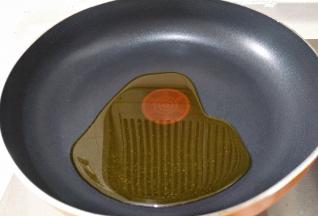 锅里放入适量的食用油