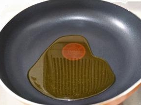 锅里放入适量的食用油