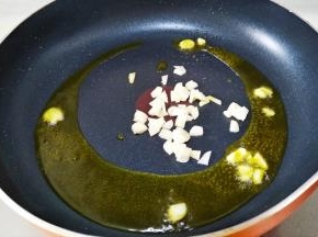 油熟放入蒜片