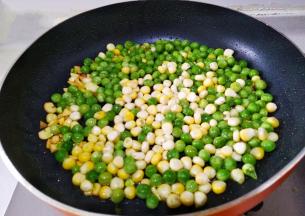 倒入玉米和豌豆米翻炒一分钟