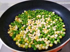 倒入玉米和豌豆米翻炒一分钟