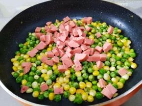 放入火腿肠