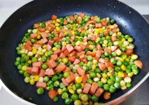 翻炒半分钟即可