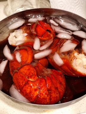 捞起放入冰水中，目的让龙虾肉变得紧致爽口。