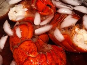 捞起放入冰水中，目的让龙虾肉变得紧致爽口。