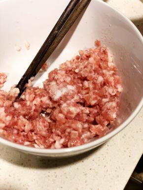 肉末加入适量的盐和胡椒粉，玉米淀粉拌匀