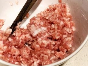 肉末加入适量的盐和胡椒粉，玉米淀粉拌匀