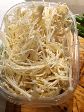 金针菇洗净备用
