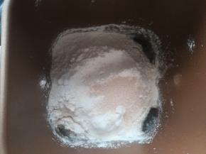 除黄油以外的所有材料，放入厨师机和面包机中。