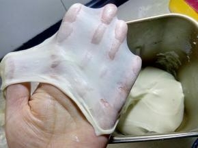 继续揉至扩展阶段。能拉出稍薄一些的膜。