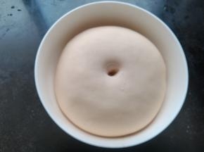 把揉好的面在台面上，整理滚圆，取一个稍大的容器底面抹上少许油脂，放入面团，发酵至两倍大。用手指沾粉戳一个洞，洞口不回缩，不塌陷，面就发好了。