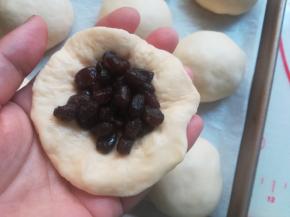 包入适当的蜜红豆馅。可以包肉松、紫薯、芝士培根等。