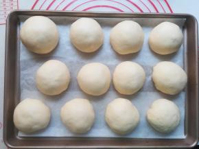 把包好的面团都放入烤盘中。
