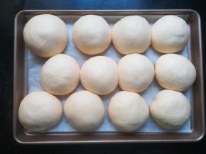 发至约两倍大。这时我们就可以预热烤箱了。180度上下火预热。