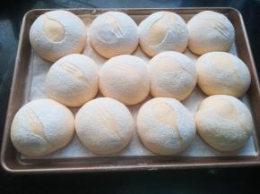 也可以不做装饰。刷一层全蛋液，撒上芝麻椰蓉等