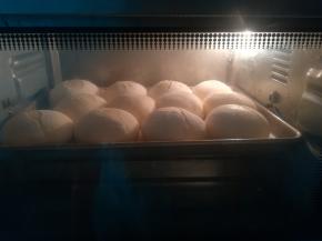 烤箱180度上下火，中间烘烤20分钟左右，具体的时间和温度，根据自己家烤箱的实际情况调整