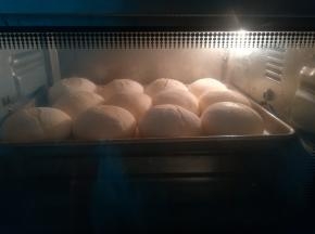 烤箱180度上下火，中间烘烤20分钟左右，具体的时间和温度，根据自己家烤箱的实际情况调整