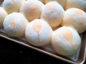 如果不包内馅的，可以从中间剖开。加些蔬菜，培根等，就可成为鲜香味美的汉堡。