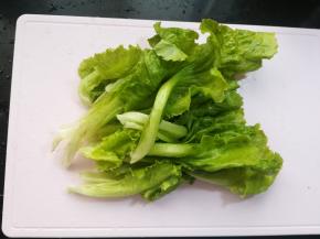 生菜选择新鲜的，清洗干净后沥去多余的水分。切成合适的段。