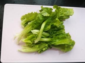 生菜选择新鲜的，清洗干净后沥去多余的水分。切成合适的段。