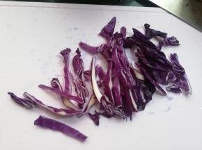 紫甘蓝比较难入味，切成细丝，放入碗中加苹果醋拌匀，静置五分钟，调一下味。