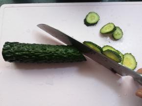 黄瓜切片或块。