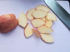 苹果切成小斜刀块或片。