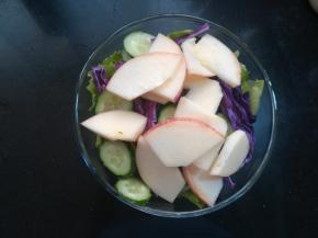 把所有的食材都放入沙拉碗中。想要口感更丰富些，还可以加入一些其他的食材。挤上一些柠檬汁。