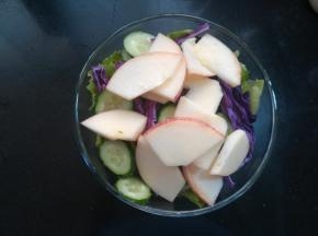 把所有的食材都放入沙拉碗中。想要口感更丰富些，还可以加入一些其他的食材。挤上一些柠檬汁。