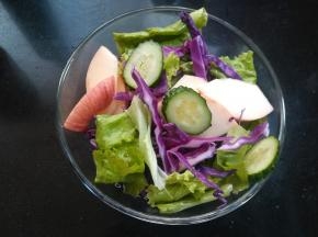 把所有的食材混合拌匀。这里选择的食材的颜色都是比较鲜艳脆爽一些的