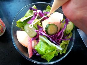 最后挤上一些沙拉酱，量的多少看个人喜欢。因为沙拉酱里面就有咸味，没有额外的添加盐分。这样一份简单又美味的果蔬就做好了，是不是很简单呀？大家一起动手做起来吧。