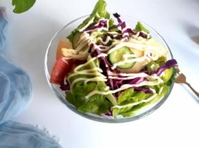 沙拉用各种凉透熟菜，也可以是直接食用的蔬菜水果切成稍小的形状后，再加入调味品或浇上各种口味的沙拉酱或调味汁拌制。食材根据自己的喜欢选用各种蔬菜、水果、海鲜、禽蛋、肉类等均可，因为是直接食用的，原料一定要新鲜，符合卫生要求。