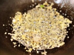 锅中倒入橄榄油和蒜蓉，炒香