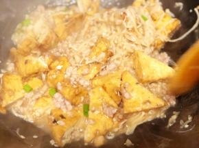 加入肉末葱花炒熟盛盘即可。