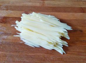 土豆削皮洗净切丝