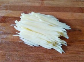 土豆削皮洗净切丝