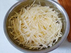 土豆丝泡清水中