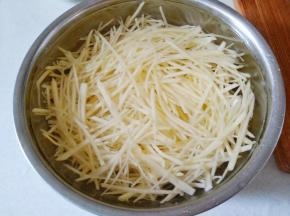 土豆丝泡清水中