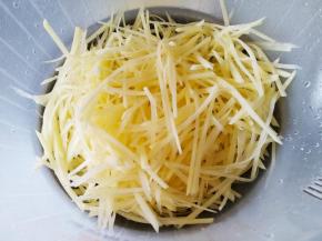 土豆丝洗几次，洗掉多余的淀粉，沥水备用。