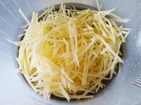 土豆丝洗几次，洗掉多余的淀粉，沥水备用。