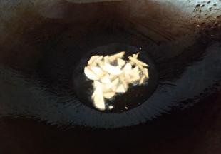 油熟放入姜蒜爆香