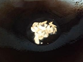 油熟放入姜蒜爆香