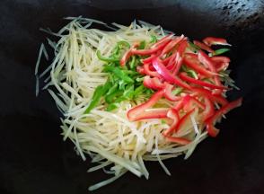 放入青红椒丝翻炒一分钟