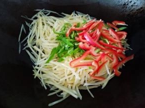 放入青红椒丝翻炒一分钟