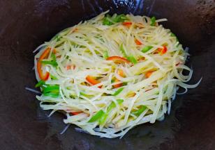 翻炒半分钟即可